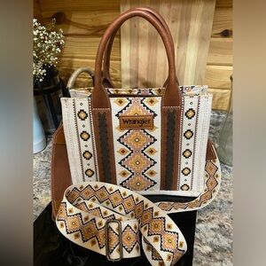 Wrangler bag with strap